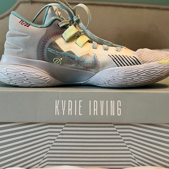 Nike Kyrie Flytrap V EP 5 White/Sweet Beet-Grey Fog Basketball Shoes Unisex main image 5